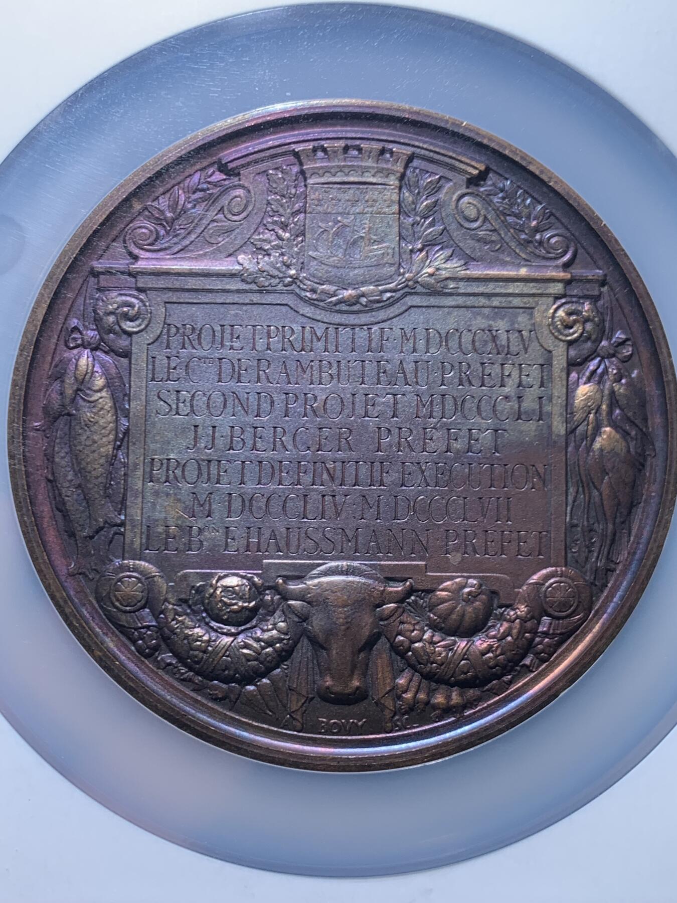 《竞宝斋》第453场 周日，周一 2场连拍 （全场包邮，欢迎送拍） NGC MS62BN 法国巴黎中央市场奠基仪式纪念章。巴黎中央市场由拿破仑三世推动建设，于1857年奠基，1866年完工。设计者维克多·巴尔塔德是法国著名建筑师，他设计的中央市场被誉为“巴黎的肚腹”。加大加厚盒