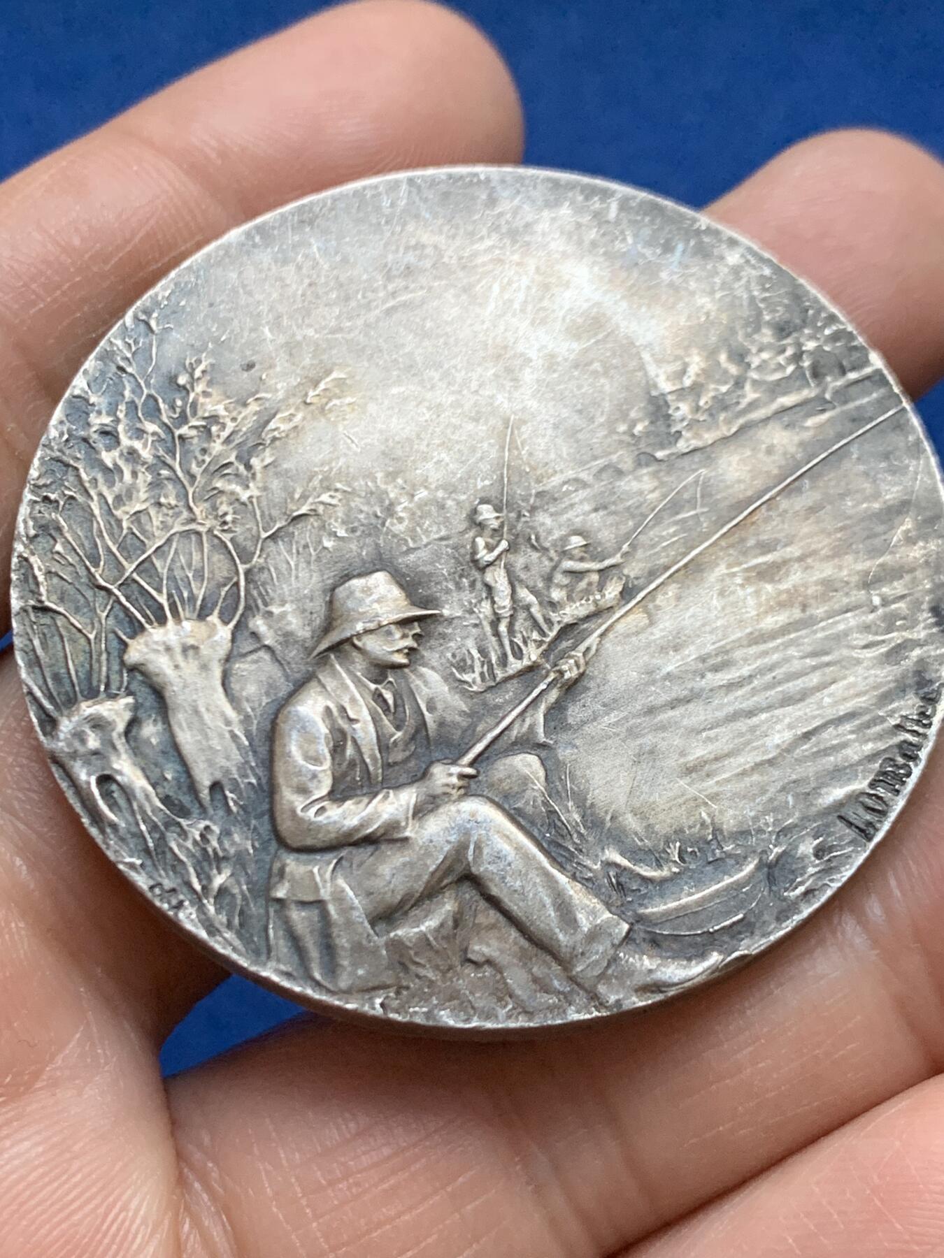 《竞宝斋》第453场 周日，周一 2场连拍 （全场包邮，欢迎送拍） 名家名作 法国垂钓协会纪念镀银铜章 53.55克 49mm 三角铜标