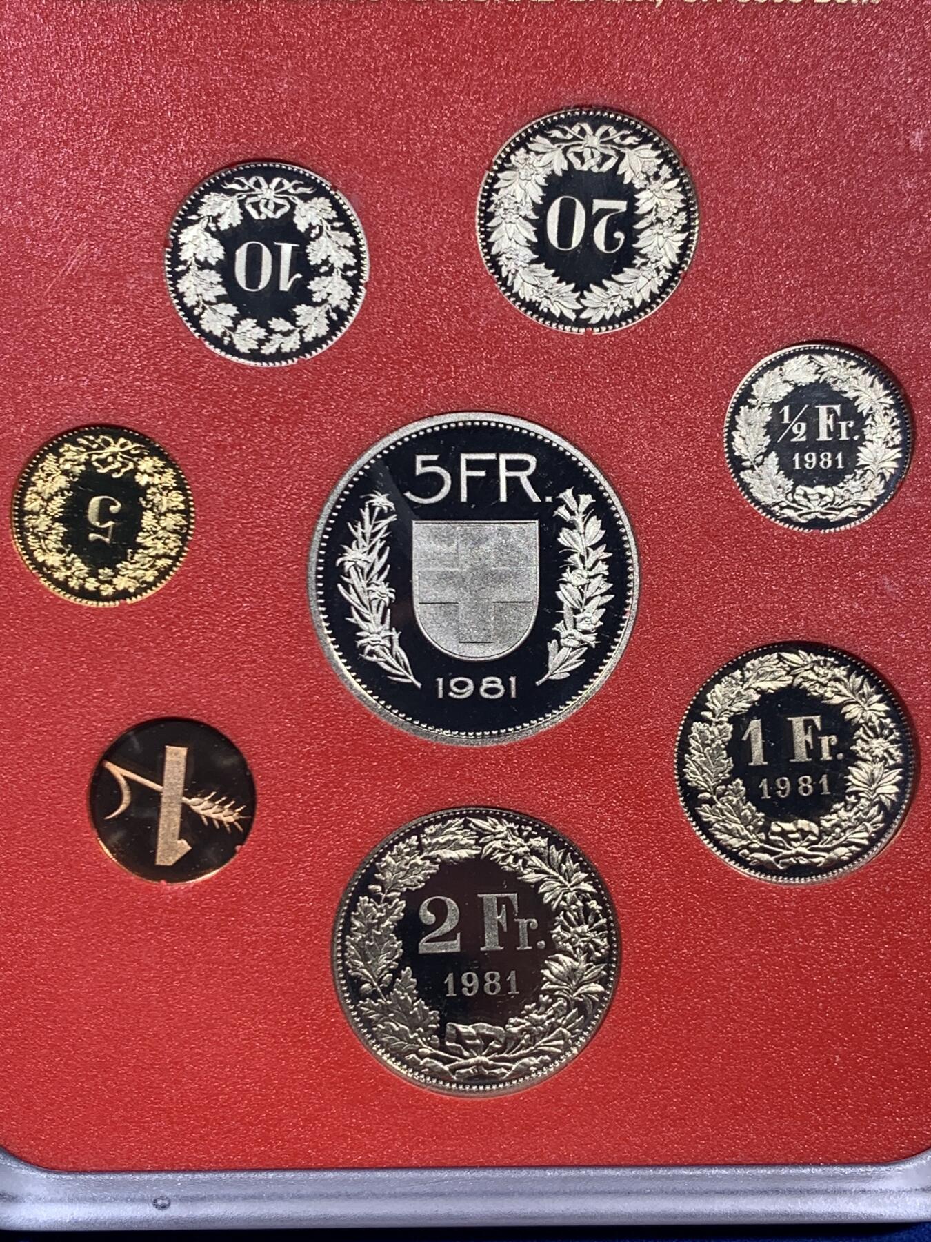 《竞宝斋》第453场 周日，周一 2场连拍 （全场包邮，欢迎送拍） 瑞士1981年精制套币 黑皮本