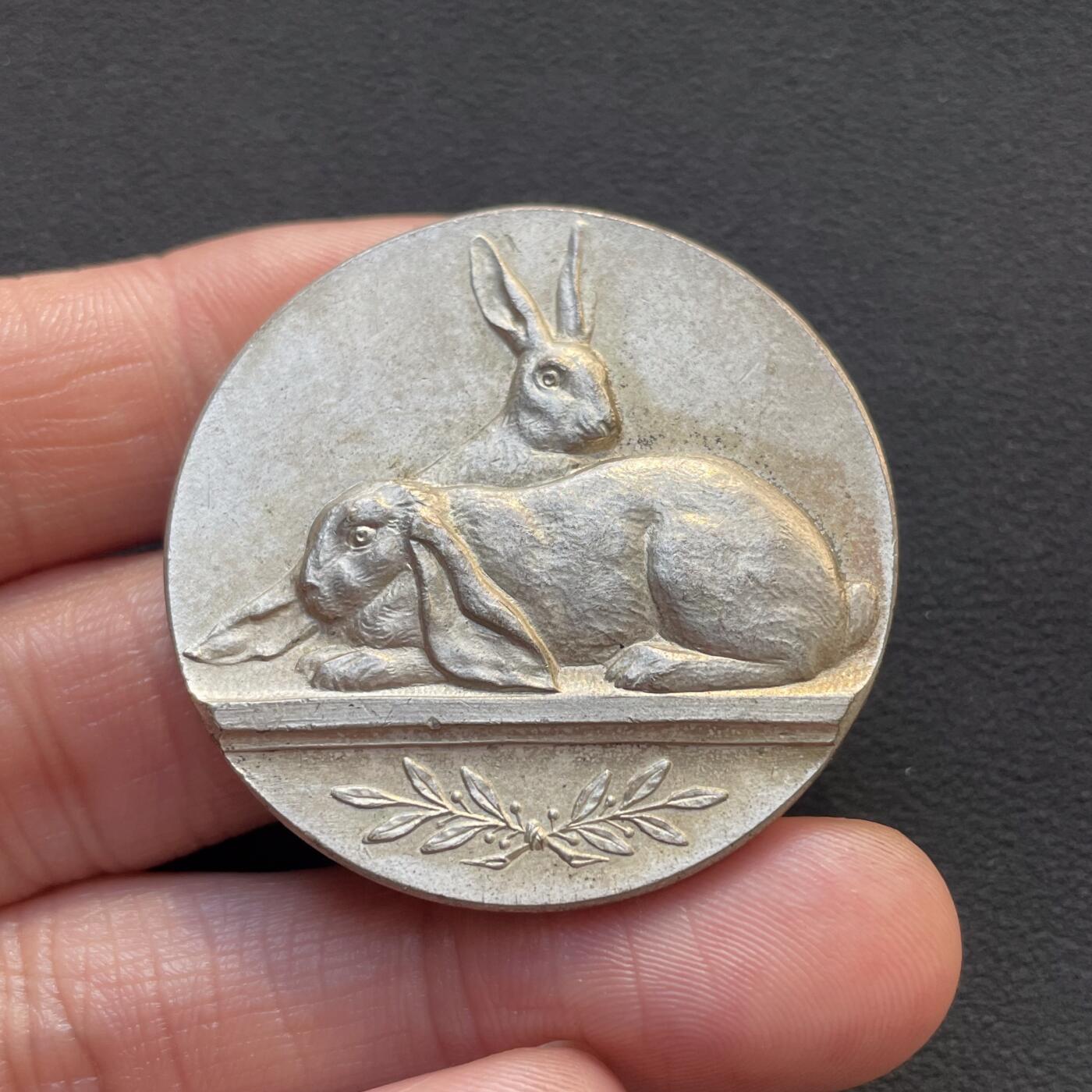 「木头集藏」章牌专场-第65场 法国垂耳兔和比利时野兔铜章，直径：40mm，品相还不错。