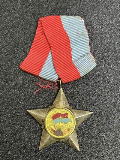 西秦中古拍卖第七十一期 - 越南南方解放阵线解放战士勋章 铜制 早期国旗色绶带