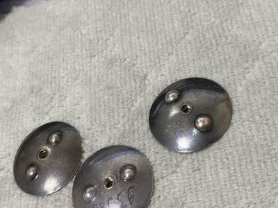 苏联勋章奖章1月5日晚上九点结束在麦稀奇 找不到的加我qq或者微信都是184277308备注苏章拍卖。最好加微信群每次都会通知还有提前可以一口价的 最近会持续拍卖一些东西。 苏联勋章早期的银质后盖三个 可以配早期的章