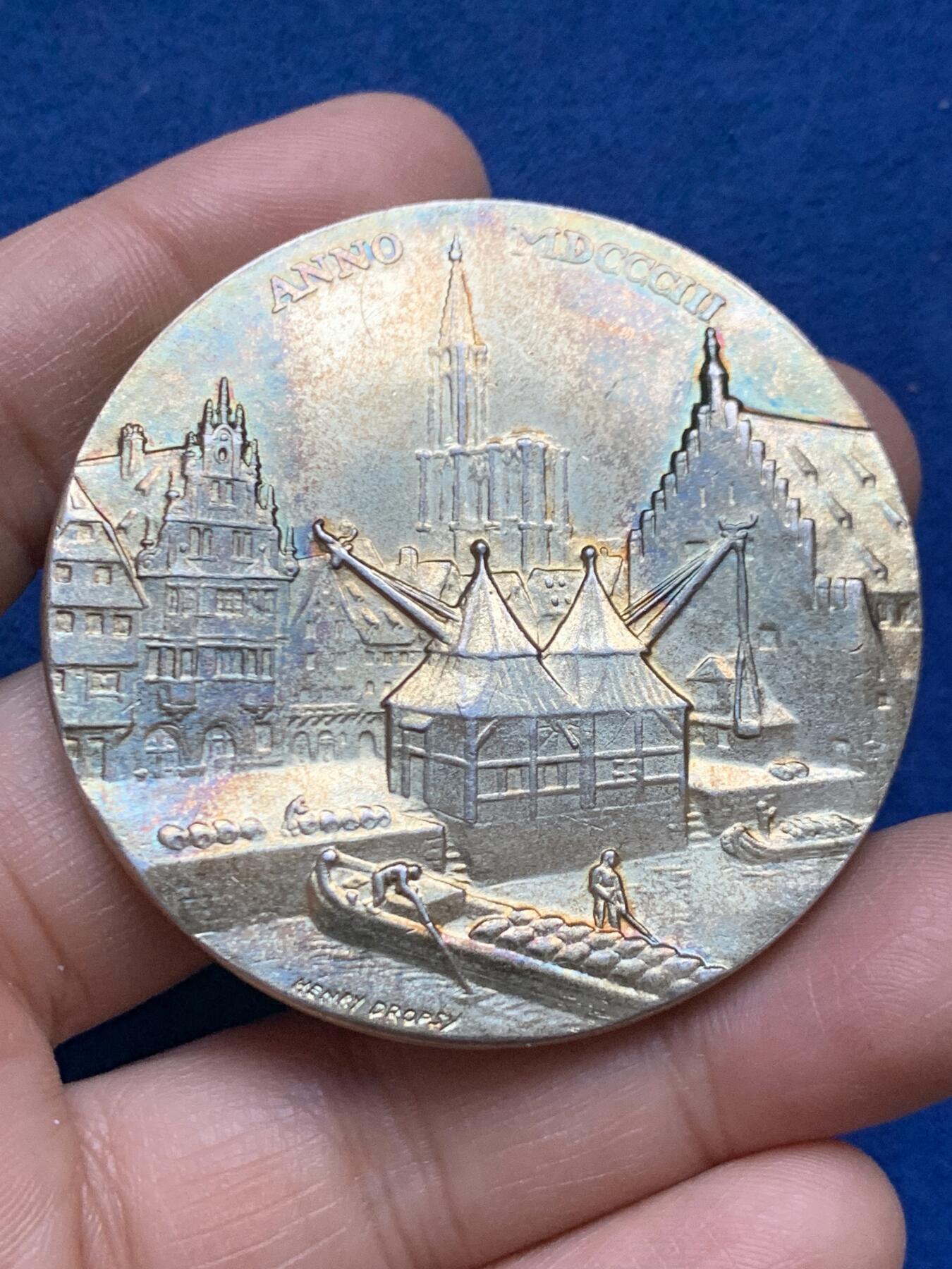 《竞宝斋》第453场 周日，周一 2场连拍 （全场包邮，欢迎送拍） 致法兰西共和国总统勒内·科蒂先生 斯特拉斯堡商会银质纪念章 72.65克 53.6mm 野猪头银标