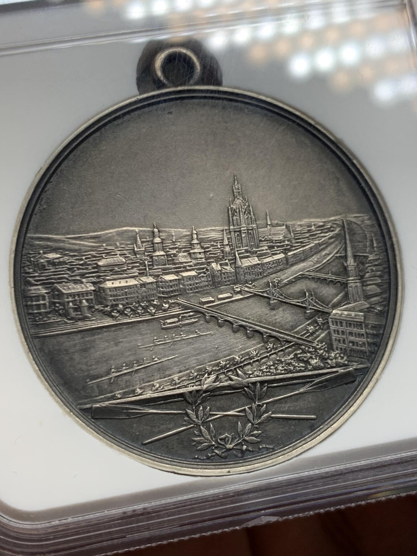 《竞宝斋》第453场 周日，周一 2场连拍 （全场包邮，欢迎送拍） NGC MS64 德国1904年法兰克福帆船大赛纪念大银章 罕见珍稀法兰城景观配法兰鹰大银章 高点锋芒毕现顶级收藏品质