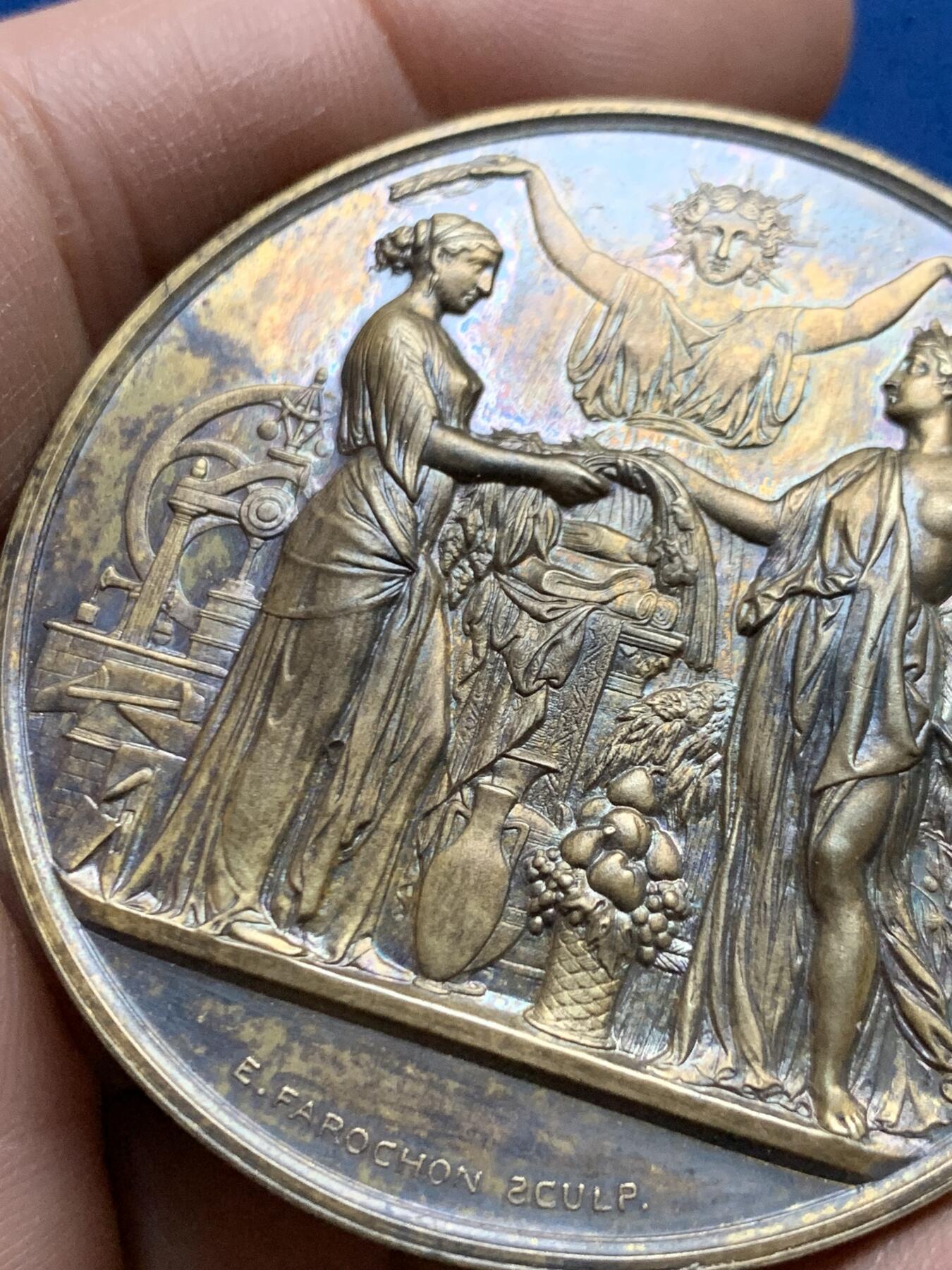 《竞宝斋》第453场 周日，周一 2场连拍 （全场包邮，欢迎送拍） 1864年法国罗讷省职业教育协会纪念镀金大银章 63.6克 50.5mm 丰饶角银 盒装