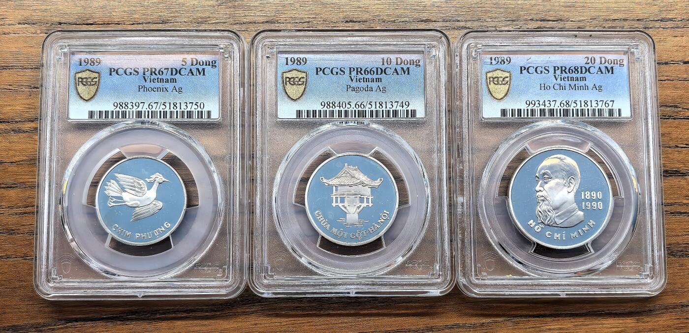 凡希社世界钱币微拍第三百十六期 荐！现代PS精品-1989越南胡志明百年诞辰银币三枚套PCGS-PF66/67/68DCAM，凤凰涅槃/独柱寺建筑/胡志明像，列宁格勒厂代铸，工艺精湛，体现越南传统文化元素的精美设计。币面局部有轻微氧化，会清洗必获高分，但这种原油光状态更为难得，价值洼地，值得考虑入藏的一套精品。