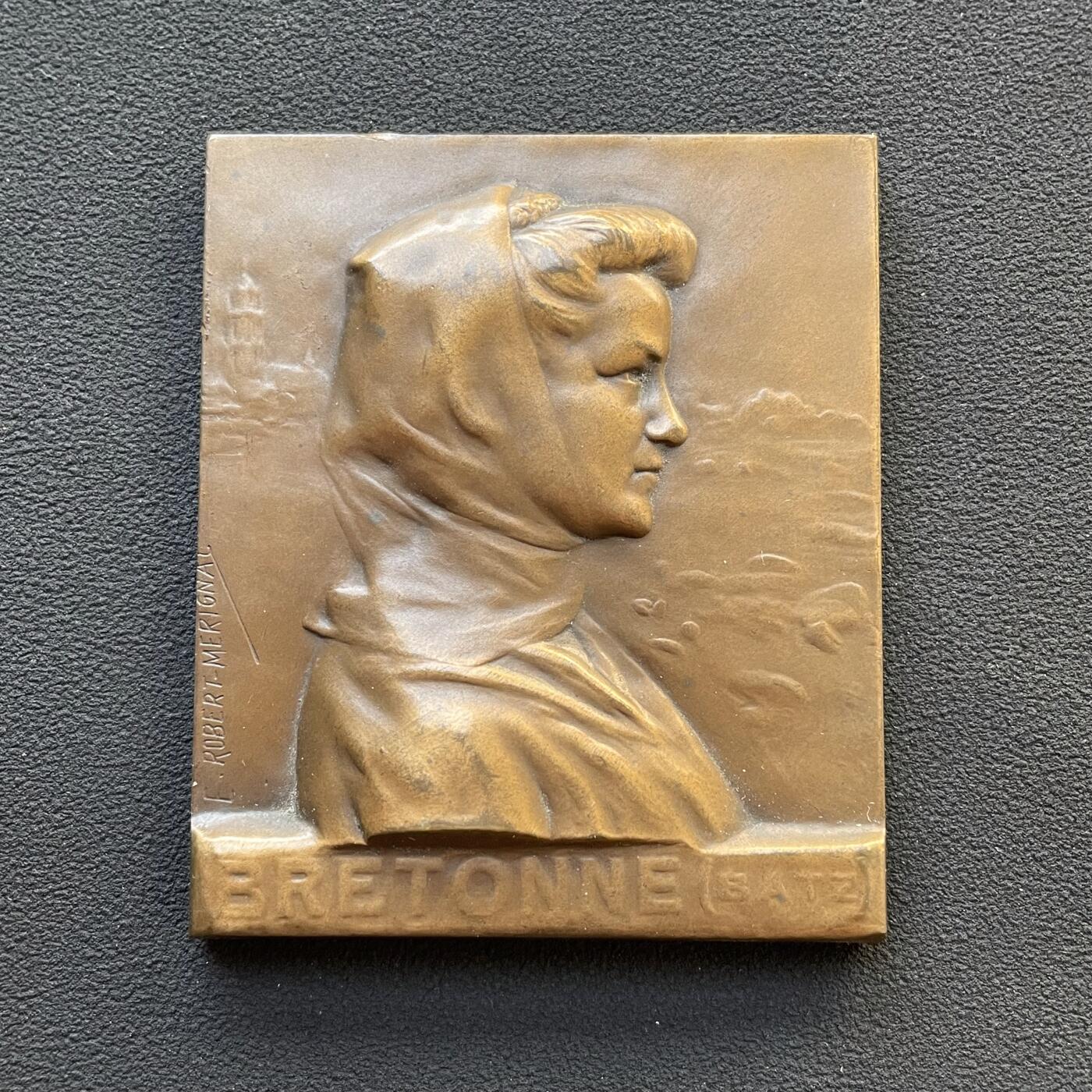 「木头集藏」章牌专场-第65场 Ernesta.ROBERT.MERIGNAC～法国地方女性头饰系列 布列塔尼妇女 铜章，尺寸：64×54 mm，138.2 g，高浮雕刻画，该系列共有16款作品，品相不错。