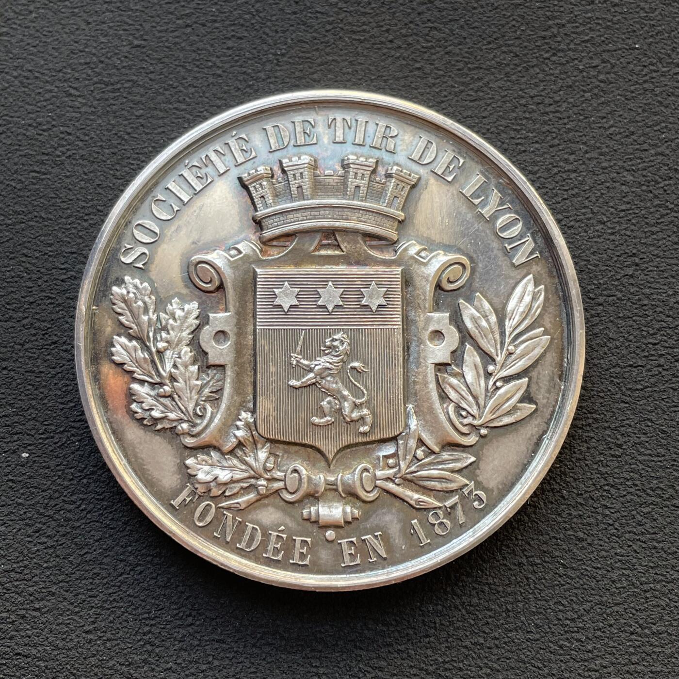 「木头集藏」章牌专场-第65场 法国里昂射击协会银奖章，直径：50.8 mm，60.2g，边铭：丰饶角 ARGENT，正面刻画里昂城市盾徽，品相很不错！