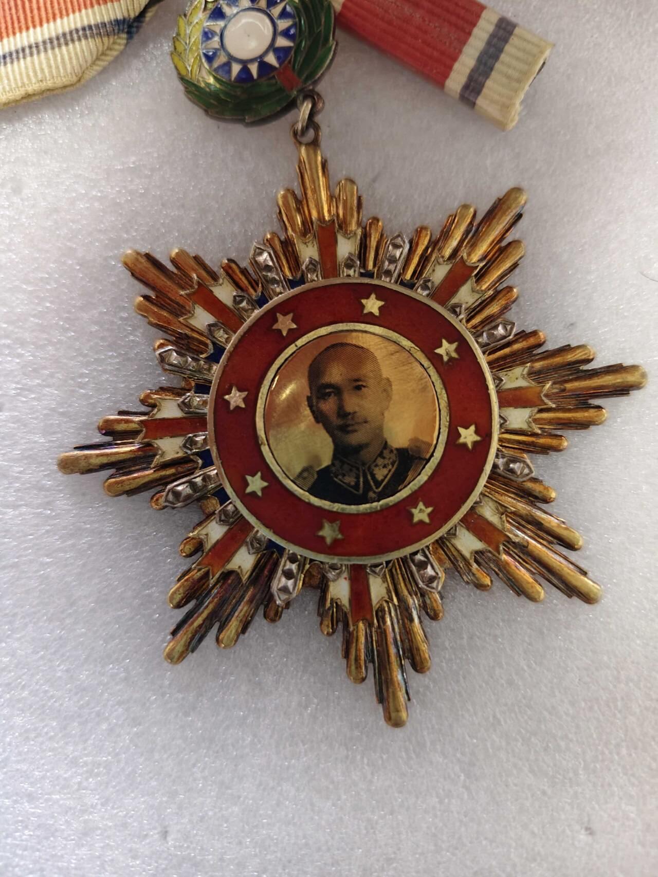 带原盒民国八年抗战胜利勋章全品几乎早期特小号809号