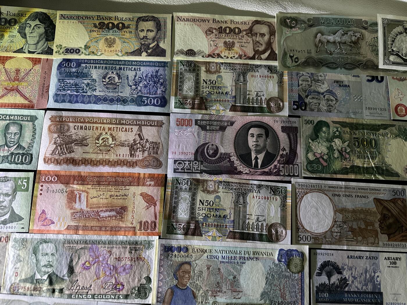 《外钞收藏家》第五百九十八期（2026年新年第一场）（本平台长期征集拍品、欢迎藏友们联系合作） 波兰、老挝、新加坡等纸币一起 几十张一起 大部份全新 有几张非全新