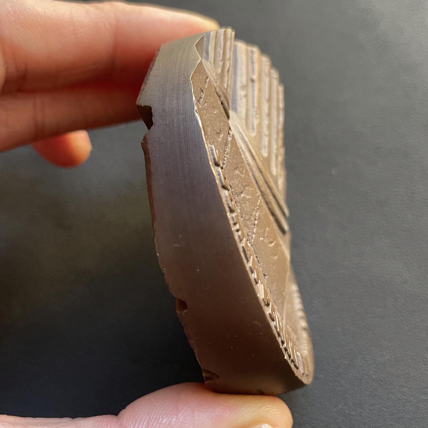 「木头集藏」章牌专场-第65场 芬兰银行（芬兰中央银行）175周年纪念加厚纪念大铜章，直径：70 mm，403g，特别加厚，超高浮雕，厚重压手。正面图案为高浮雕罗马柱基座，象征央行是芬兰国家的重要支柱基础。背面是抽象的芬兰地图高浮雕造型。 芬兰银行是芬兰共和国的中央银行，也是欧洲中央银行系统的成员。