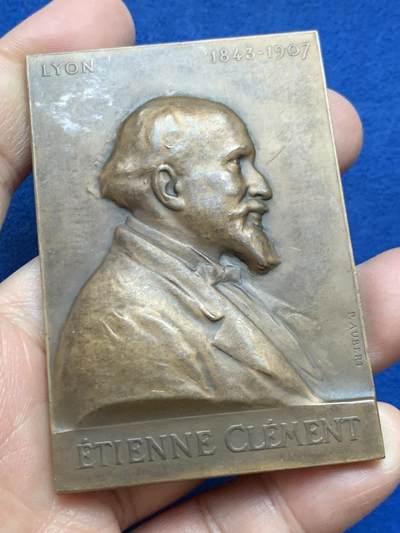 《竞宝斋》第453场 周日，周一 2场连拍 （全场包邮，欢迎送拍） - 1907年法国医生里昂喉科医学的重要代表之一Étienne Clément纪念大铜章 方章 与让·加雷尔（Jean Garel）共同推动了喉科学在里昂的系统化发展 121.9克 50*72mm 丰饶角铜标