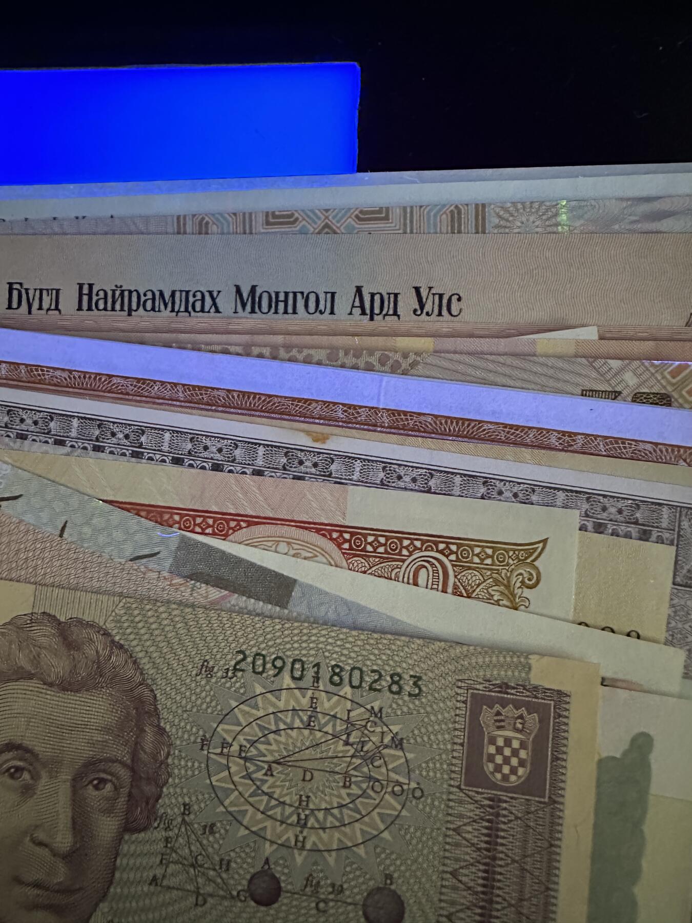 《外钞收藏家》第五百九十八期（2026年新年第一场）（本平台长期征集拍品、欢迎藏友们联系合作） 巴基斯坦、越南等纸币一起 几十张一起 大部份全新 有几张非全新