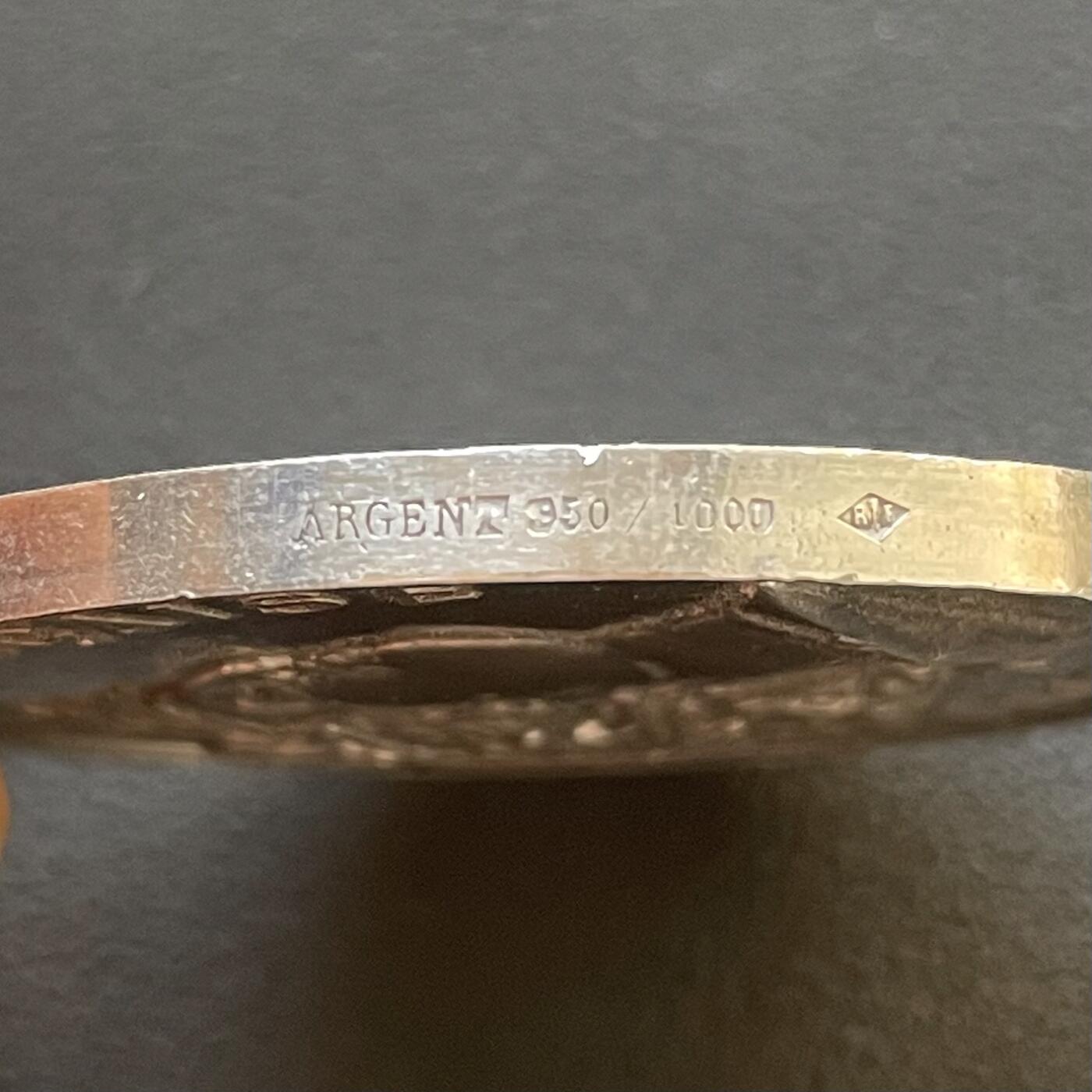 「木头集藏」章牌专场-第65场 1903年法国奥尔良与卢瓦雷省园艺协会银章，直径：46.7 mm，47.2 g，边铭：菱形厂标 密涅瓦银标 ARGENT 950/1000，背面花卉果蔬刻画很细致。