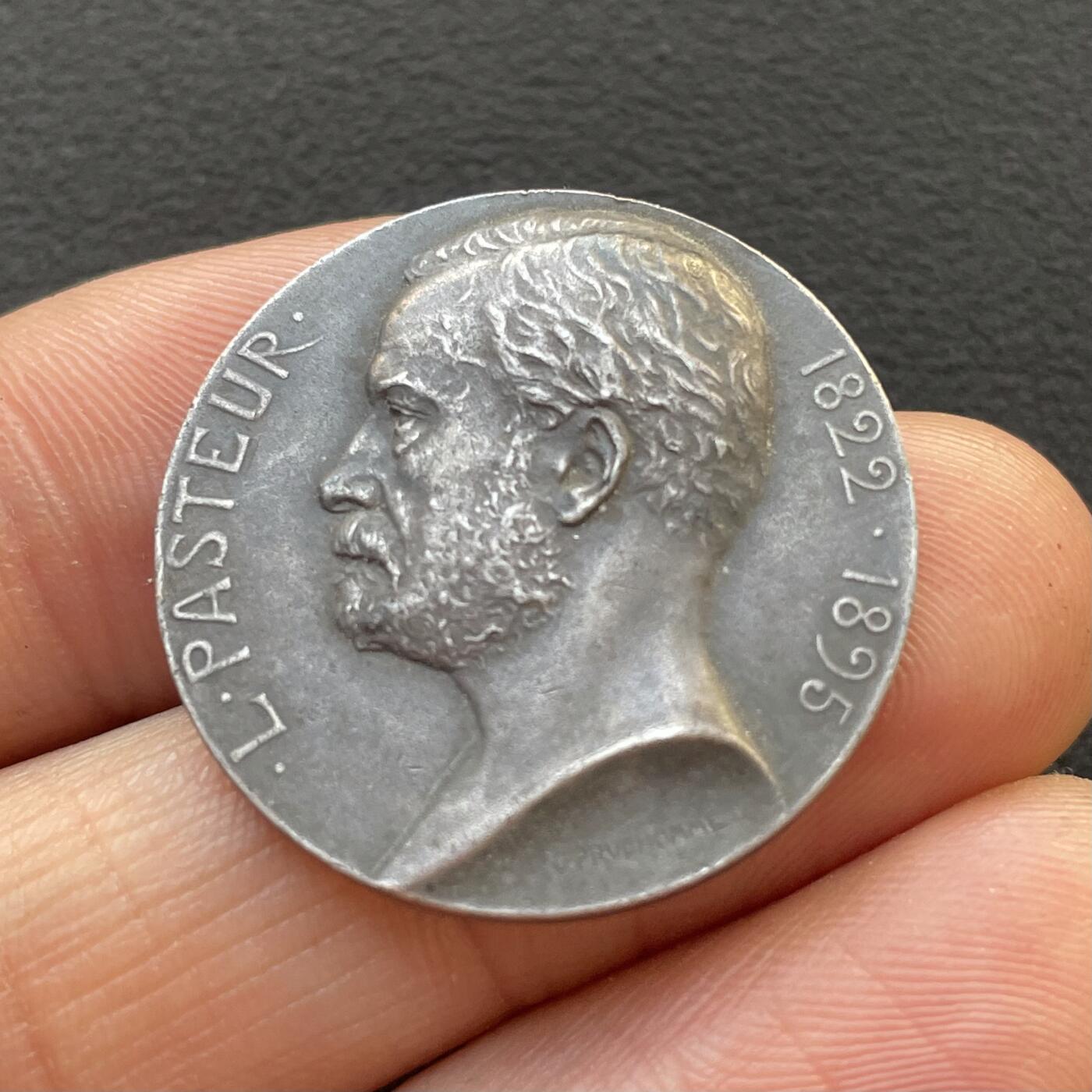 「木头集藏」章牌专场-第65场 G.Prud'homme～1922年法国纪念 路易·巴斯德 百年诞辰银章，直径：27 mm，10g，边铭：丰饶角 2 ARGENT，少见名家作品，品相不错。路易斯·巴斯德，1822年12月27日-1895年9月28日，出生于法国东部多尔镇，博士研究生毕业于巴黎大学，免疫学和卫生防疫学的奠基人，法国化学家和微生物学家。