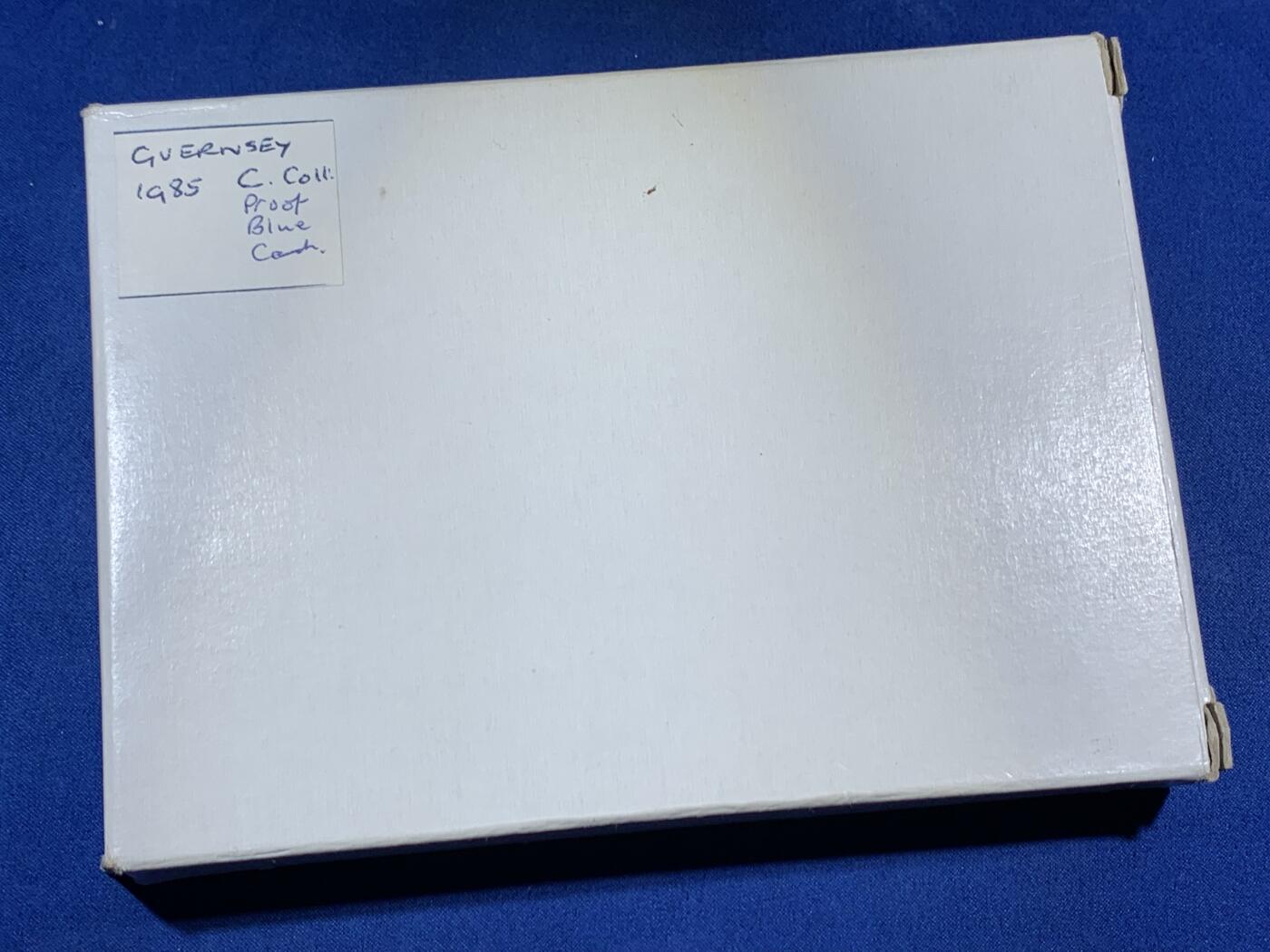 《竞宝斋》第453场 周日，周一 2场连拍 （全场包邮，欢迎送拍） 根西岛1985年精制套币 英国皇家造币厂出品 包含2镑纪念币 盒证齐全 品相好 精装册