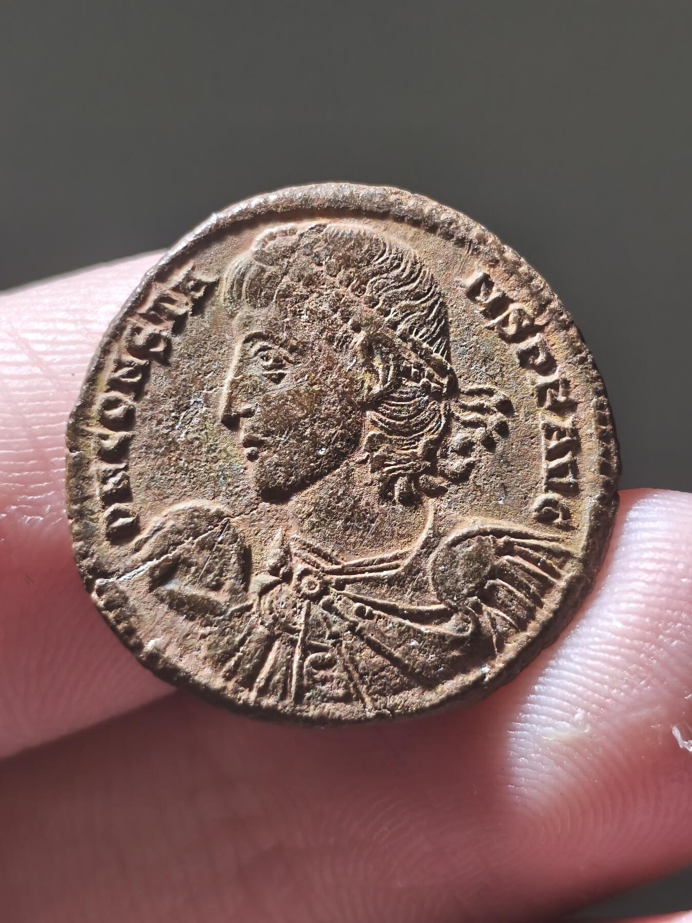 星盘世界钱币2026一月十日新年古典精品大拍 精彩纷呈 典藏极美品! 罗马帝国君士坦斯持球（地球-象征权力）富力铜币 背面战神与爱神？以及大大的麦穗 安条克造币 中东坑口包浆原味 非常有趣且头像非常帅不可多得的好藏