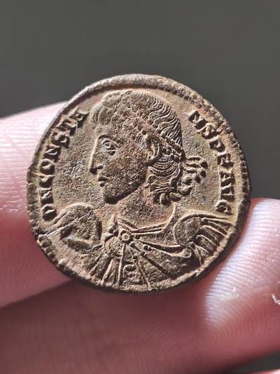 星盘世界钱币2026一月十日新年古典精品大拍 精彩纷呈 - 典藏极美品! 罗马帝国君士坦斯持球（地球-象征权力）富力铜币 背面战神与爱神？以及大大的麦穗 安条克造币 中东坑口包浆原味 非常有趣且头像非常帅不可多得的好藏