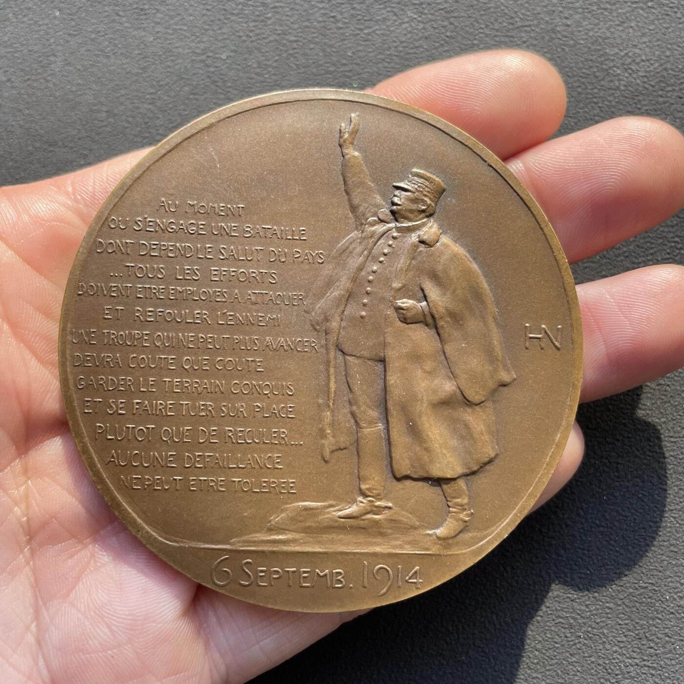 「木头集藏」章牌专场-第65场 H.Nocq～1914年法国元帅 约瑟夫·霞飞（Joseph Joffre）马恩河战役纪念大铜章，直径：68 mm，140g，法语铭文是霞飞1914年9月6日的军令核心，大意为“当关乎国家存亡的战役打响，所有力量必须用于进攻和击退敌人；无法前进的部队需誓死守住阵地，宁死不退，任何退缩都不可容忍”。