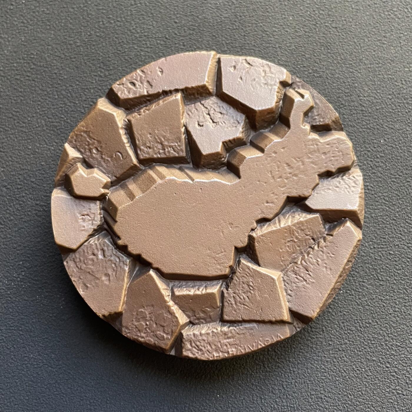 「木头集藏」章牌专场-第65场 芬兰银行（芬兰中央银行）175周年纪念加厚纪念大铜章，直径：70 mm，403g，特别加厚，超高浮雕，厚重压手。正面图案为高浮雕罗马柱基座，象征央行是芬兰国家的重要支柱基础。背面是抽象的芬兰地图高浮雕造型。 芬兰银行是芬兰共和国的中央银行，也是欧洲中央银行系统的成员。