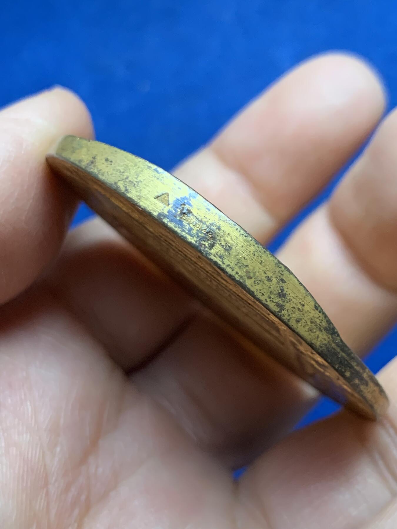 《竞宝斋》第453场 周日，周一 2场连拍 （全场包邮，欢迎送拍） 波尔多1906年竞赛展览会镀金铜章 48.65克 49.5mm 三角铜标