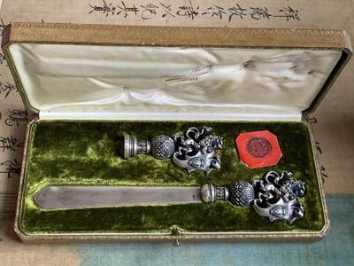 《竞宝斋》第453场 周日，周一 2场连拍 （全场包邮，欢迎送拍） - 近现代西洋拆信刀火漆镀银印章，带原盒，非常精致，秀美隽永，“以银光裁开岁月 以火漆封印情谊”。