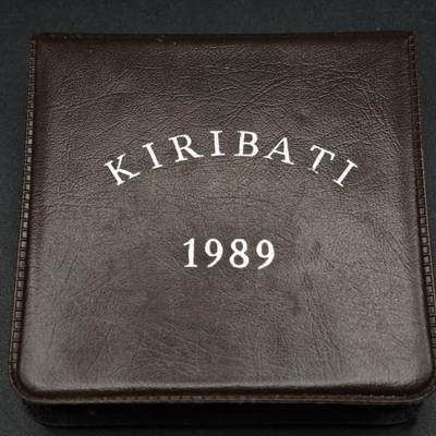 【淘币小摊】实时拍第八百三十七拍   散币银币场   满百包邮可预留二周 每周一统一发货   - 基里巴斯1989年2元茅草屋独立10周年铜币原盒