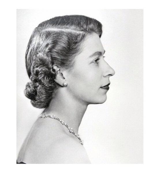 【旋风钱币】1月10日19:00准时开拍 精美欧洲币章、银币银章、第三帝国钱币等 全场包邮！ 纯手工 英国1967年 伊丽莎白高浮雕精制币章心形吊坠 36MM