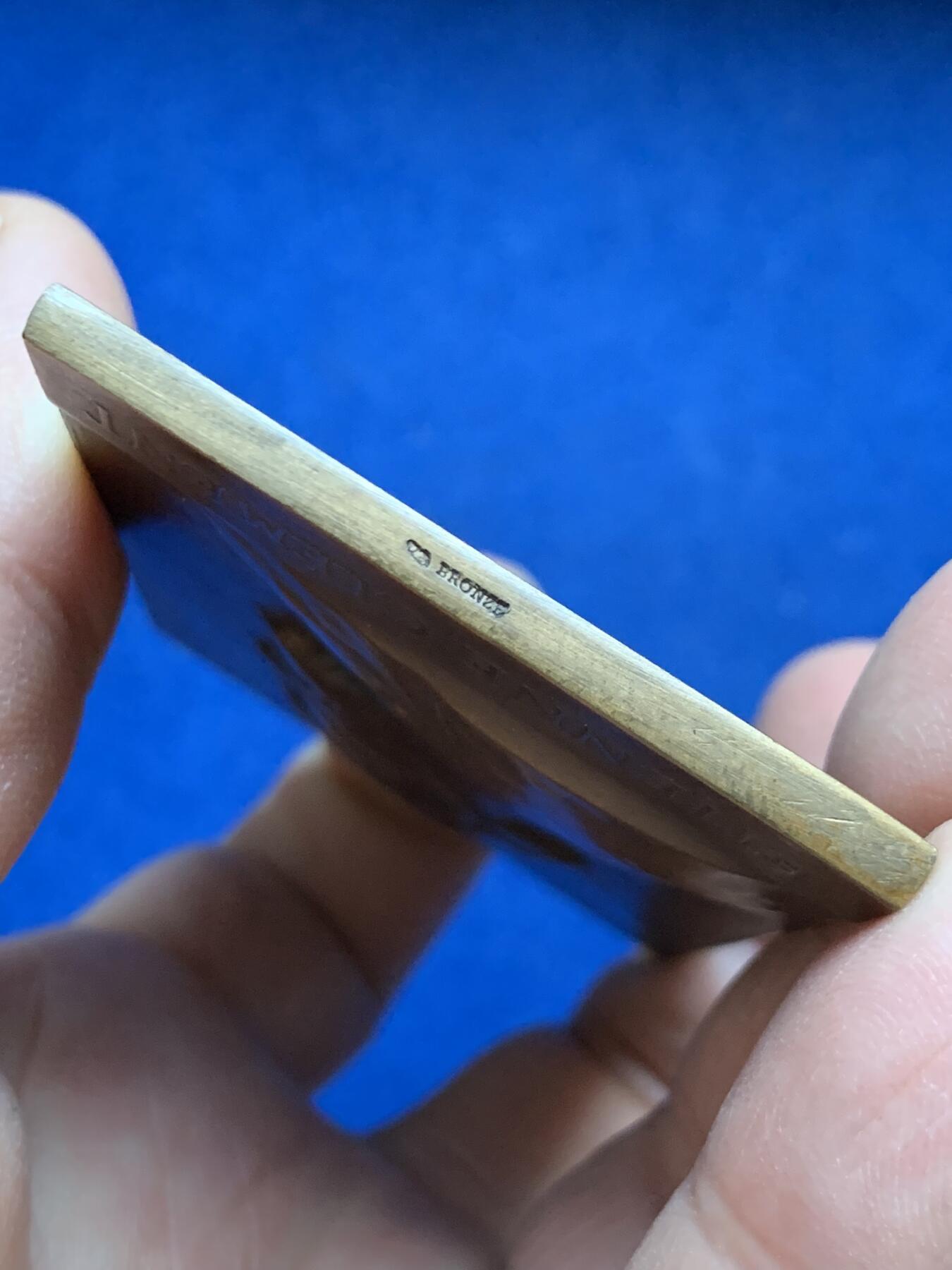 《竞宝斋》第453场 周日，周一 2场连拍 （全场包邮，欢迎送拍） 1907年法国医生里昂喉科医学的重要代表之一Étienne Clément纪念大铜章 方章 与让·加雷尔（Jean Garel）共同推动了喉科学在里昂的系统化发展 121.9克 50*72mm 丰饶角铜标