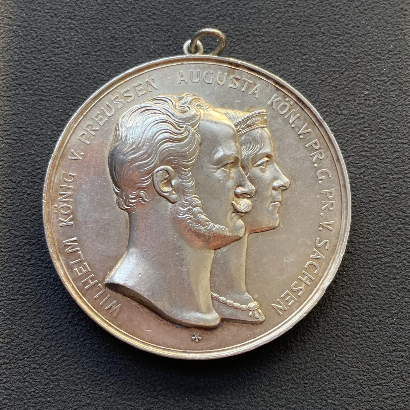 「木头集藏」章牌专场-第65场 1918年普鲁士波茨坦条顿尼亚学生社团为成员银婚纪念银章，直径：51 mm，58.8 g，正面刻画普鲁士国王威廉一世与王后奥古斯塔的双人肖像