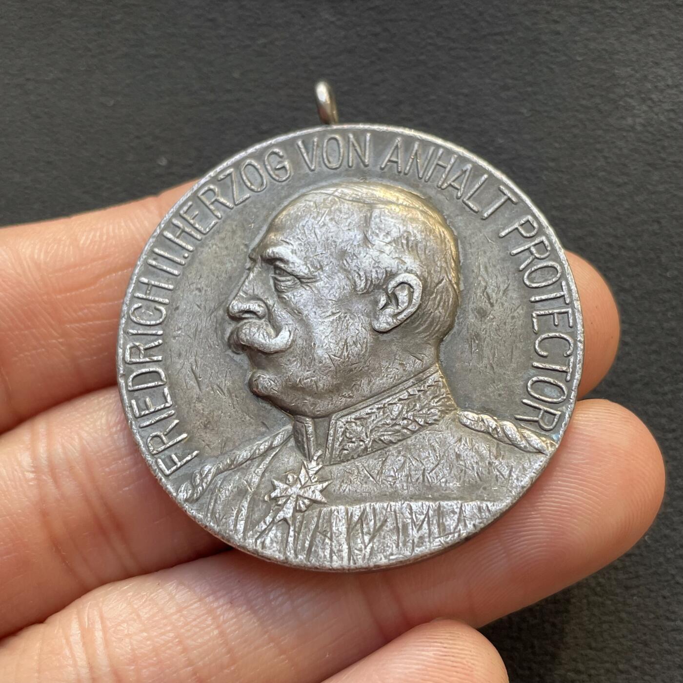 「木头集藏」章牌专场-第65场 1910年德国萨克森州贝恩堡第25届邦际射击锦标赛银章，直径：40.4mm，25.1 g。