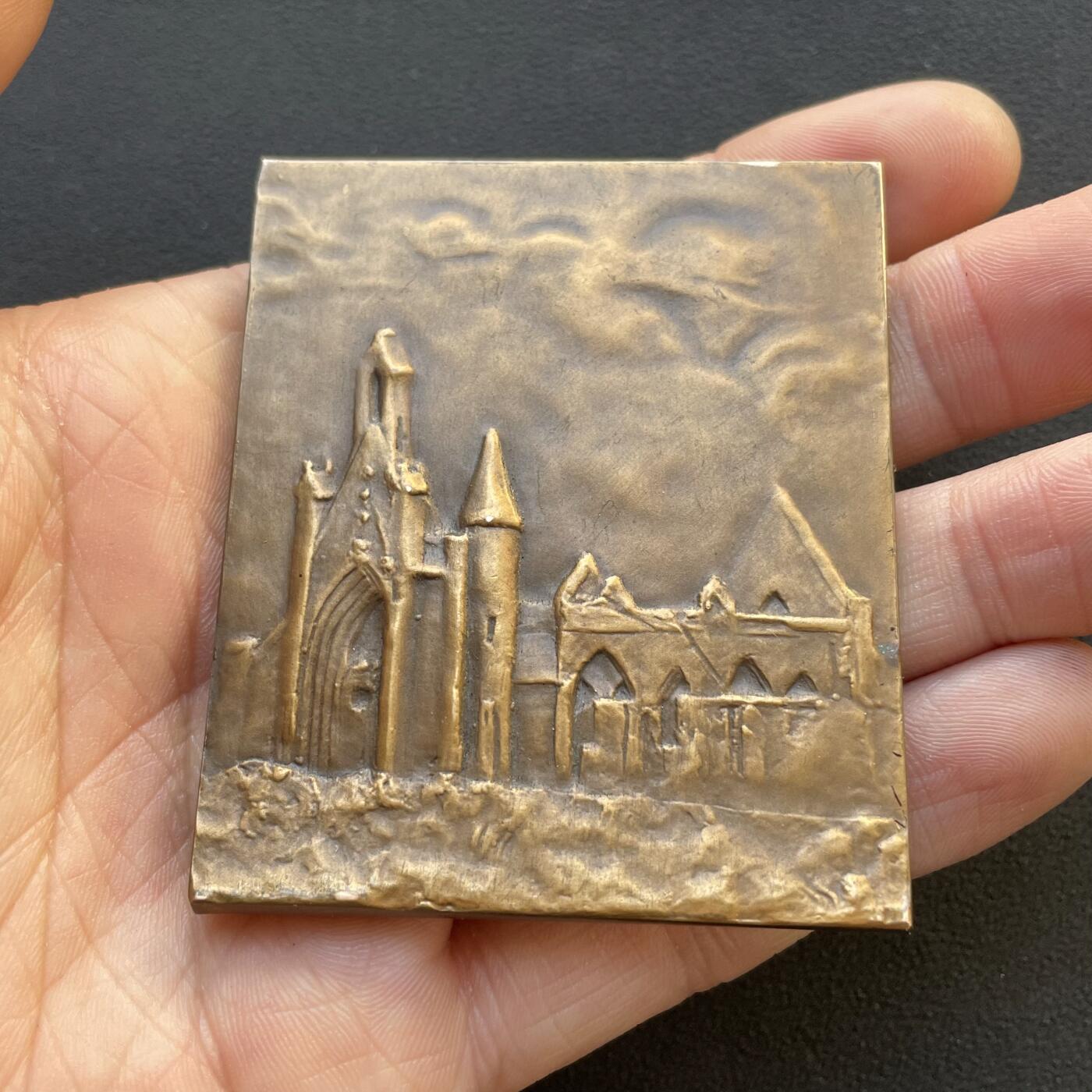 「木头集藏」章牌专场-第65场 Ernesta.ROBERT.MERIGNAC～法国地方女性头饰系列 布列塔尼妇女 铜章，尺寸：64×54 mm，138.2 g，高浮雕刻画，该系列共有16款作品，品相不错。