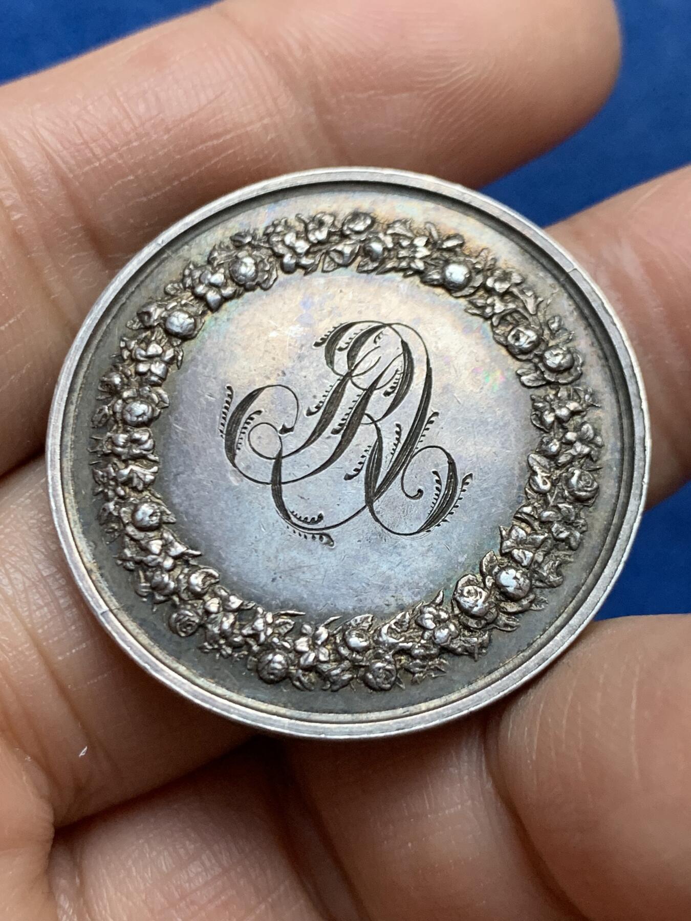 《竞宝斋》第453场 周日，周一 2场连拍 （全场包邮，欢迎送拍） 法国婚姻与爱情纪念银章 1854 手指银标 16.05克 33.2mm