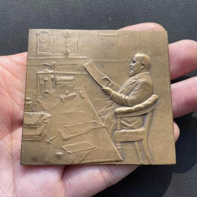 「木头集藏」章牌专场-第65场 - G. Devreese ～1913年根特世博会—陆军部长于贝尔纪念大铜章，尺寸：65 × 61mm，102.5g，欧洲老资格的商业中心城市根特举办了世博会。此章在当时定制，作为陆军部长于贝尔馈赠参加世博会嘉宾的纪念品。正面为陆军部长于贝尔坐在书桌前的椅子上阅读报刊的形象，背面为根特世博会展馆，以及“1913年根特世博会”“陆军部长Arm. Hubert”等铭文。