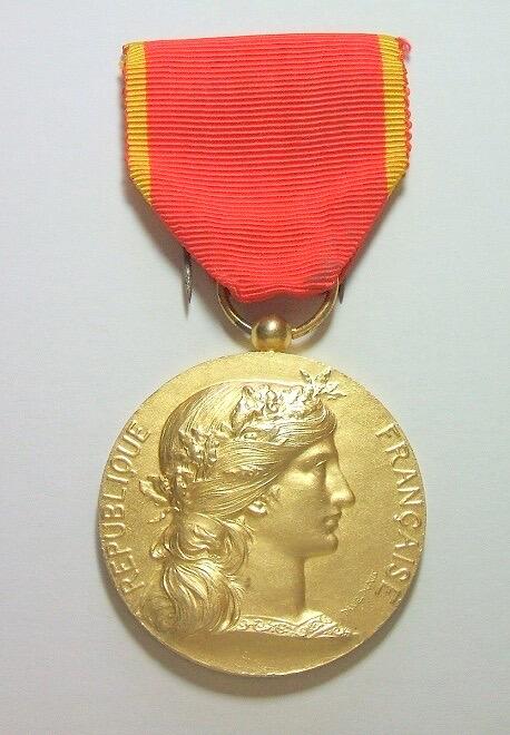 【银】法国1900年前后女神头像高浮雕精制镀金大银章 带绶带 40MM 40.8克