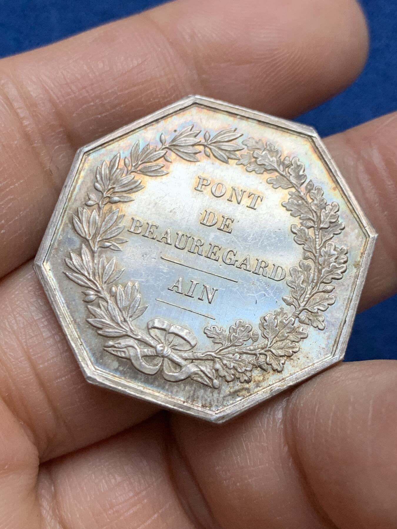 《竞宝斋》第453场 周日，周一 2场连拍 （全场包邮，欢迎送拍） 法国博雷德艾因桥风景八角银质代币，31.5MM，15克，丰饶角+argent边铭，此八角就像一幅美丽的画卷