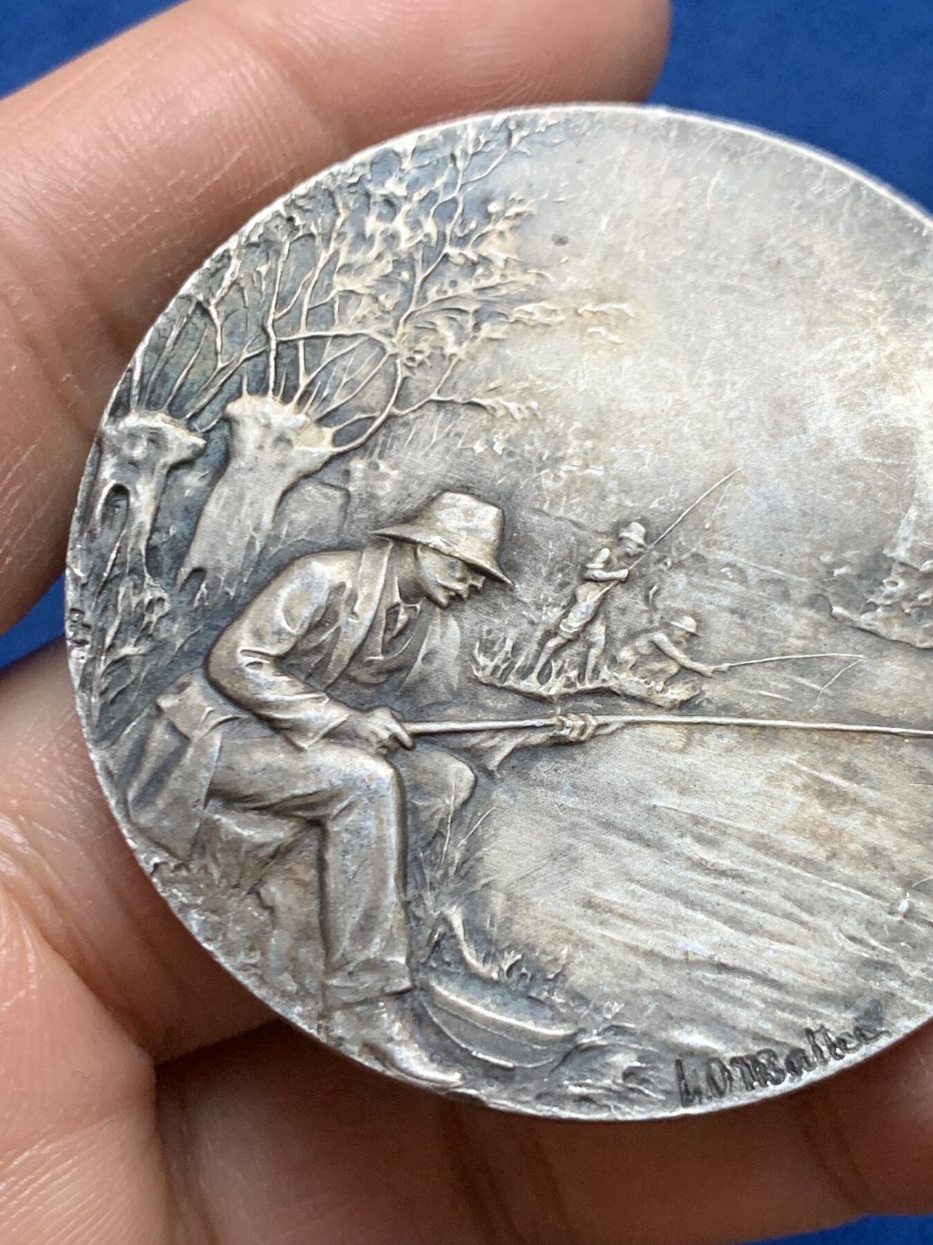 《竞宝斋》第453场 周日，周一 2场连拍 （全场包邮，欢迎送拍） 名家名作 法国垂钓协会纪念镀银铜章 53.55克 49mm 三角铜标