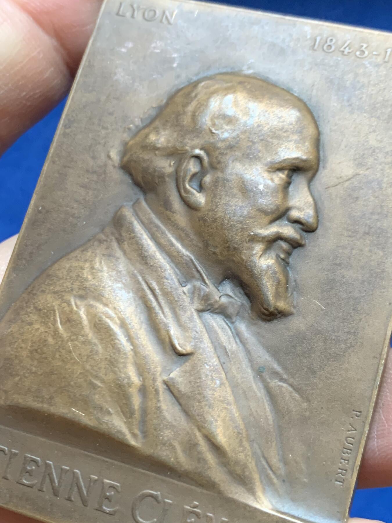 《竞宝斋》第453场 周日，周一 2场连拍 （全场包邮，欢迎送拍） 1907年法国医生里昂喉科医学的重要代表之一Étienne Clément纪念大铜章 方章 与让·加雷尔（Jean Garel）共同推动了喉科学在里昂的系统化发展 121.9克 50*72mm 丰饶角铜标