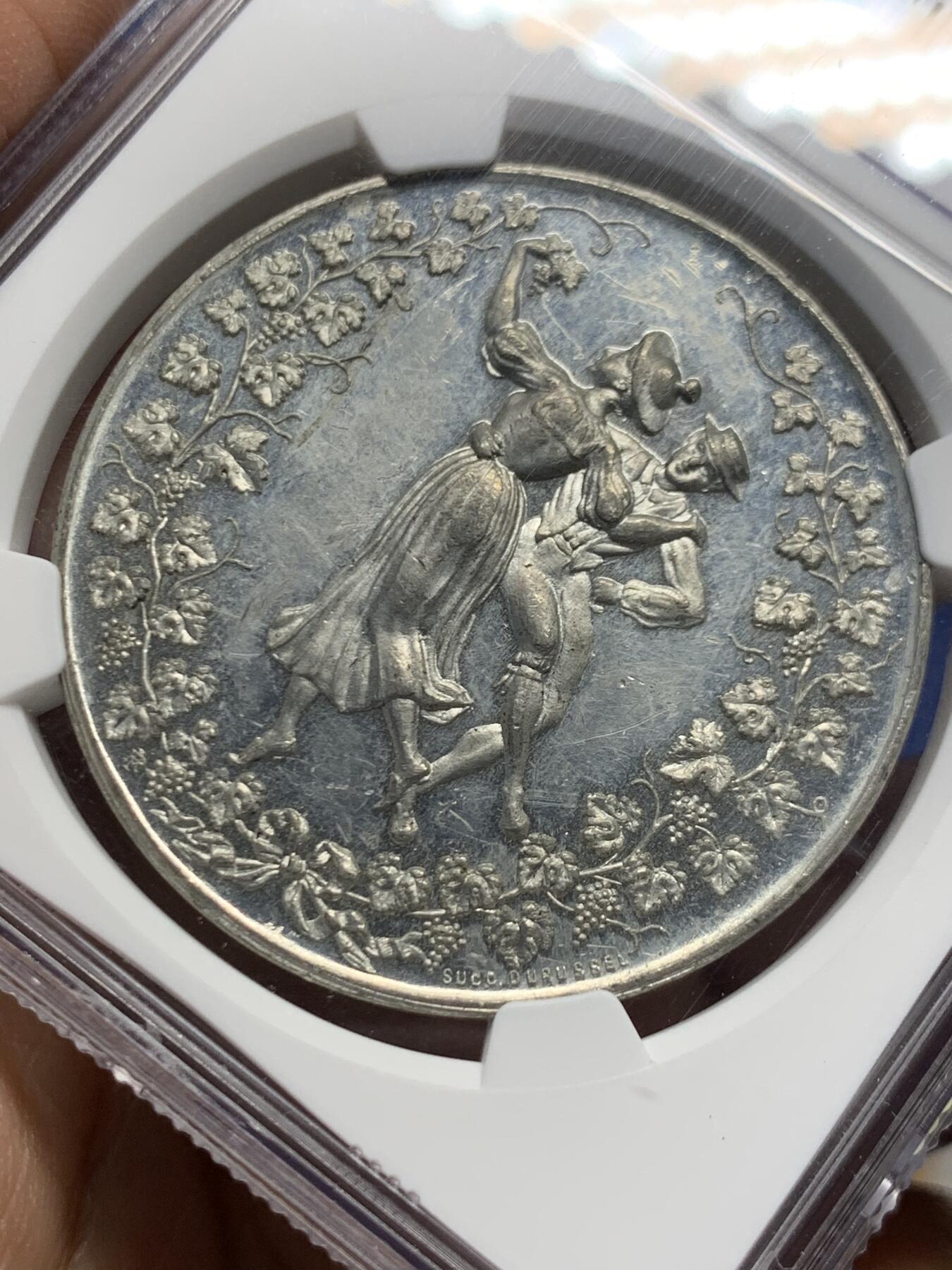 《竞宝斋》第453场 周日，周一 2场连拍 （全场包邮，欢迎送拍） NGC MS62 瑞士 1889年 葡萄园 景观锌章 为丰收而舞 整体非常值得收藏