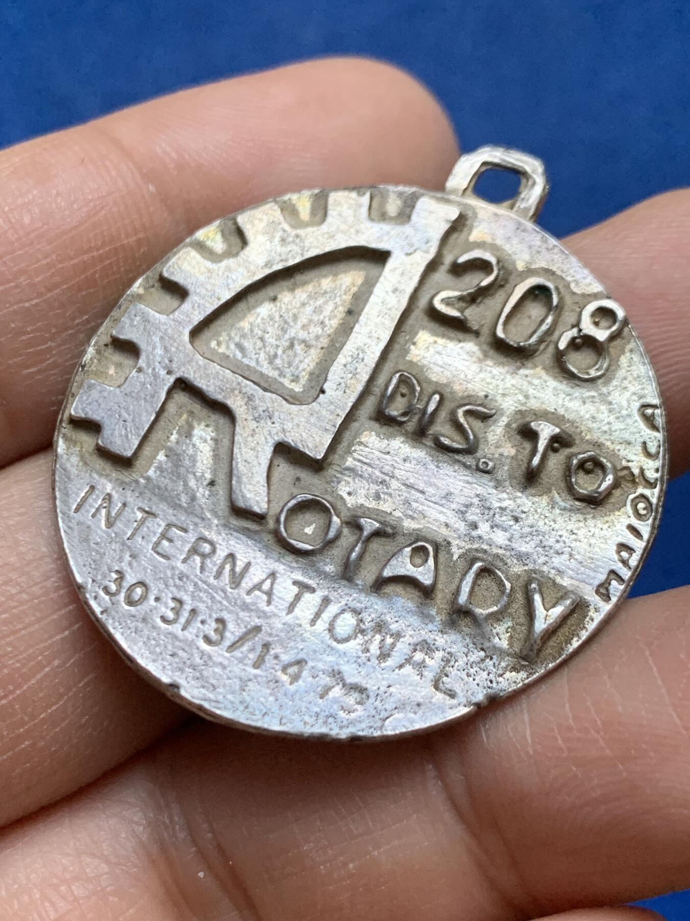 《竞宝斋》第453场 周日，周一 2场连拍 （全场包邮，欢迎送拍） 1930年3月31日双面高浮雕银章，重量17.72克，直径：36.2mm。