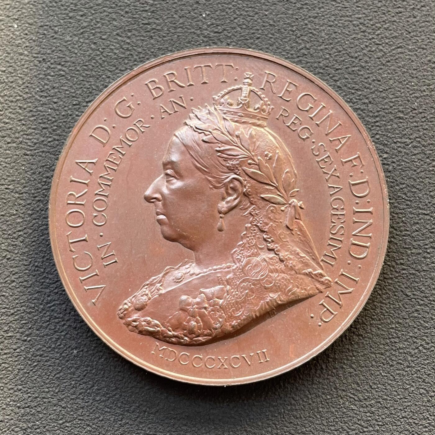 「木头集藏」章牌专场-第65场 1897年英国维多利亚女王钻石禧年纪念铜章，直径：51 mm，品相不错。