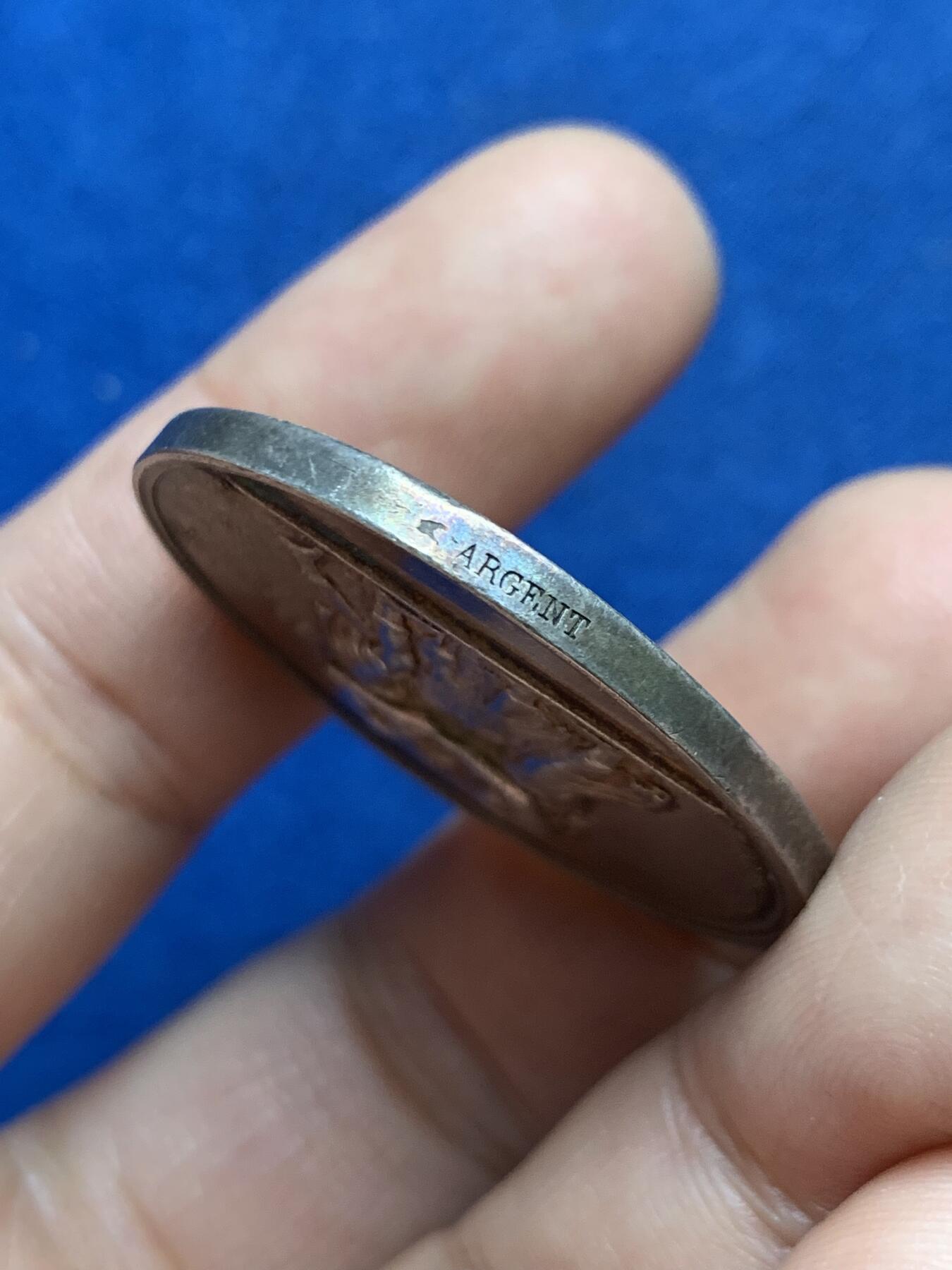 《竞宝斋》第453场 周日，周一 2场连拍 （全场包邮，欢迎送拍） 法国婚姻与爱情纪念银章 1847 手指银标 21.7克 36.1mm