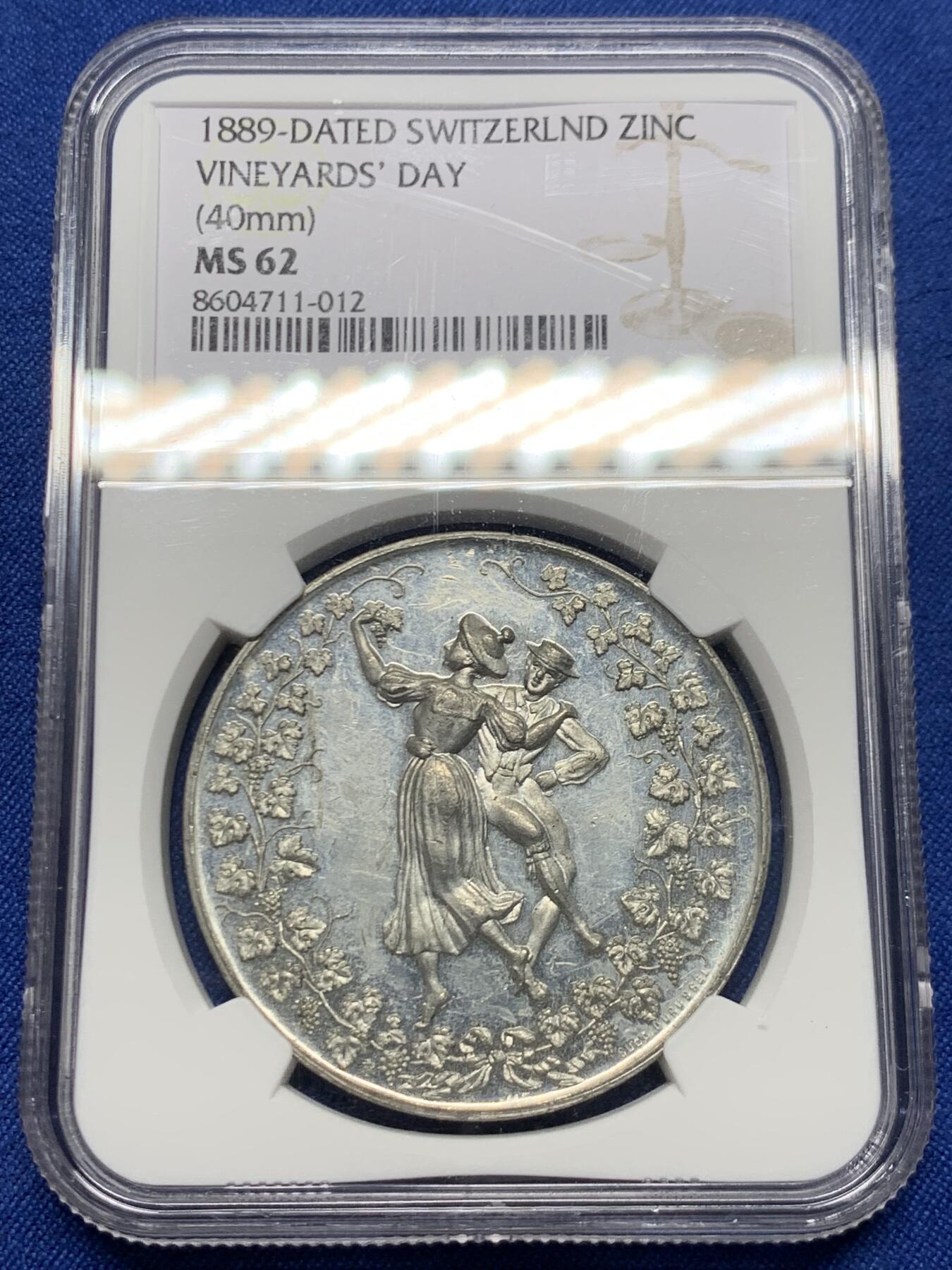 《竞宝斋》第453场 周日，周一 2场连拍 （全场包邮，欢迎送拍） NGC MS62 瑞士 1889年 葡萄园 景观锌章 为丰收而舞 整体非常值得收藏
