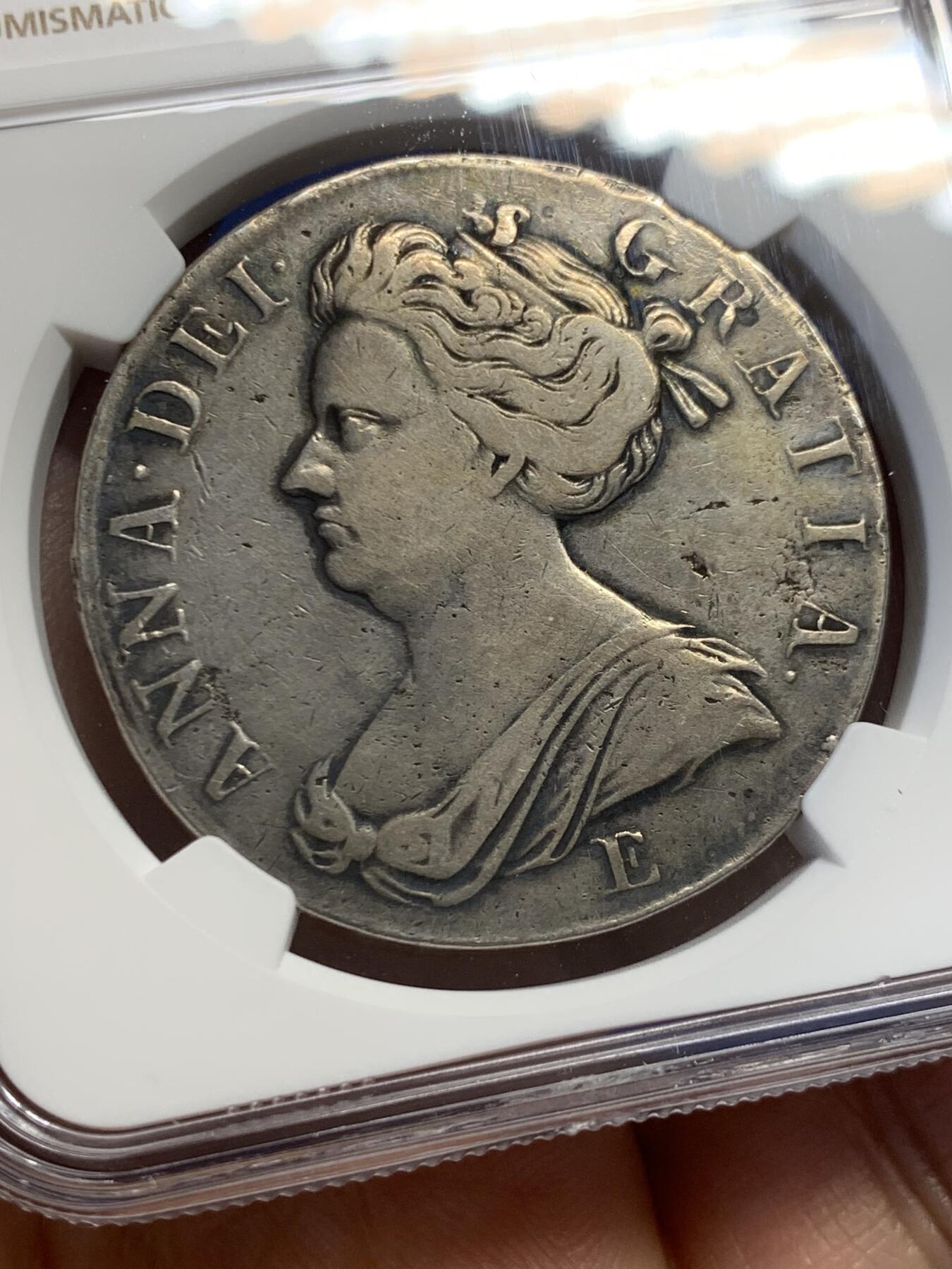 《竞宝斋》第453场 周日，周一 2场连拍 （全场包邮，欢迎送拍） NGC VFD 英国1707年安妮女王克朗，人像下字母E代表爱丁堡造币厂铸造，仅发行2年。历经300多年依然细节满满。上海N低评。