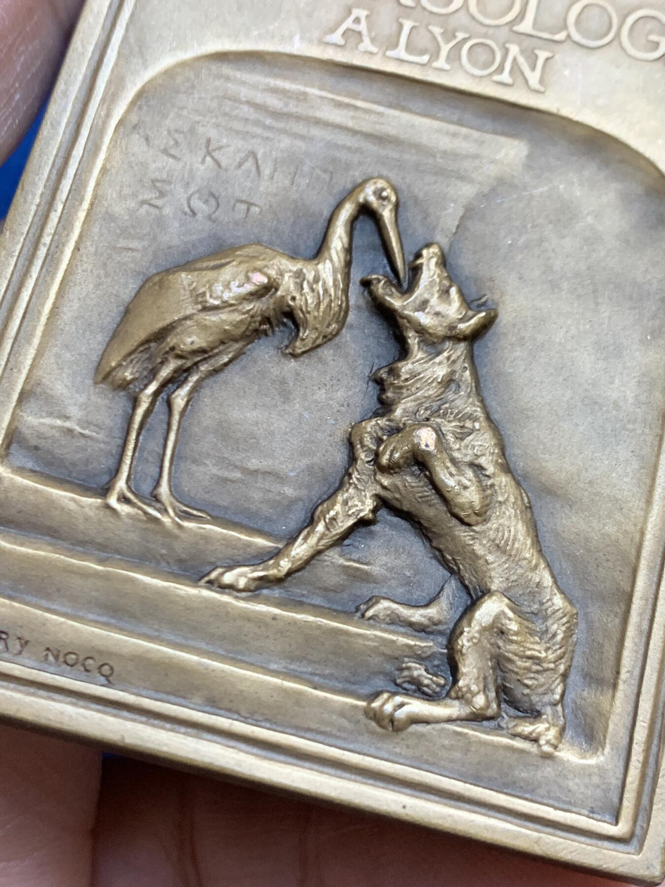 《竞宝斋》第453场 周日，周一 2场连拍 （全场包邮，欢迎送拍） 法国里昂医学界重要人物喉科奠基人之一让·加雷尔方型纪念大铜章 86.75克 48.5*68mm 三角铜标