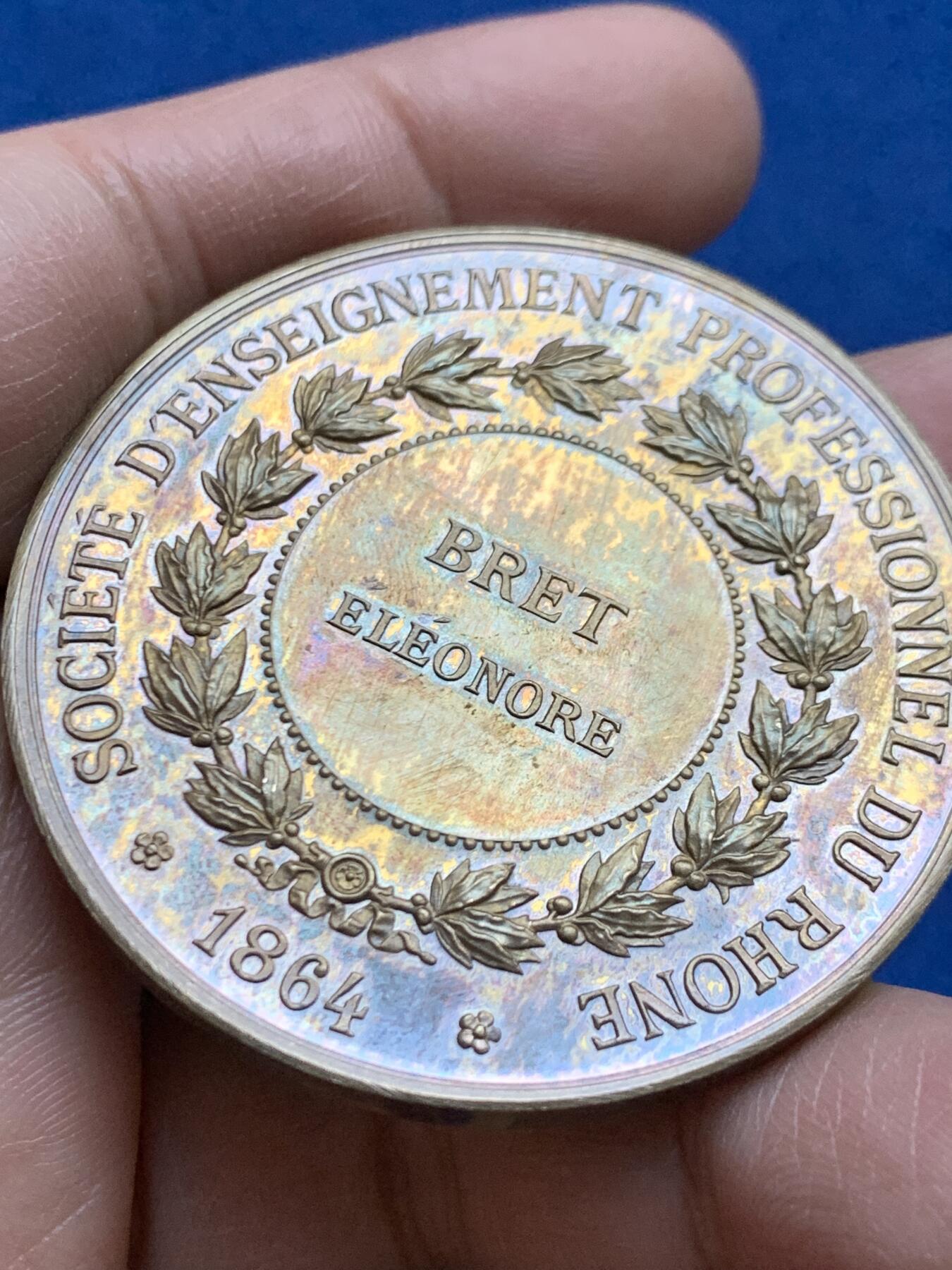 《竞宝斋》第453场 周日，周一 2场连拍 （全场包邮，欢迎送拍） 1864年法国罗讷省职业教育协会纪念镀金大银章 63.6克 50.5mm 丰饶角银 盒装