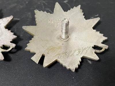 苏联勋章奖章1月5日晚上九点结束在麦稀奇 找不到的加我qq或者微信都是184277308备注苏章拍卖。最好加微信群每次都会通知还有提前可以一口价的 最近会持续拍卖一些东西。 苏联85版二级为国勋章两个连号 珐琅好品 无磕碰 镀层也可以 6382378 6382377 都是非常后期带下划线的版本 相对比较少