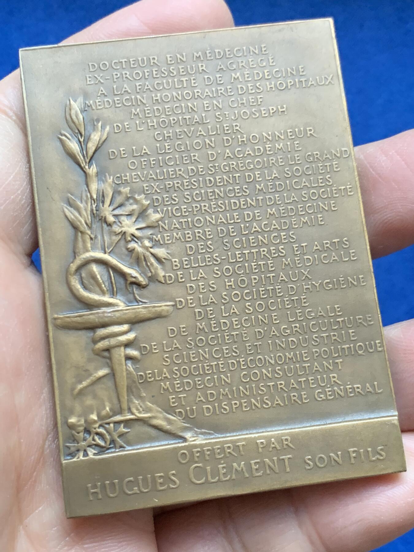 《竞宝斋》第453场 周日，周一 2场连拍 （全场包邮，欢迎送拍） 1907年法国医生里昂喉科医学的重要代表之一Étienne Clément纪念大铜章 方章 与让·加雷尔（Jean Garel）共同推动了喉科学在里昂的系统化发展 121.9克 50*72mm 丰饶角铜标