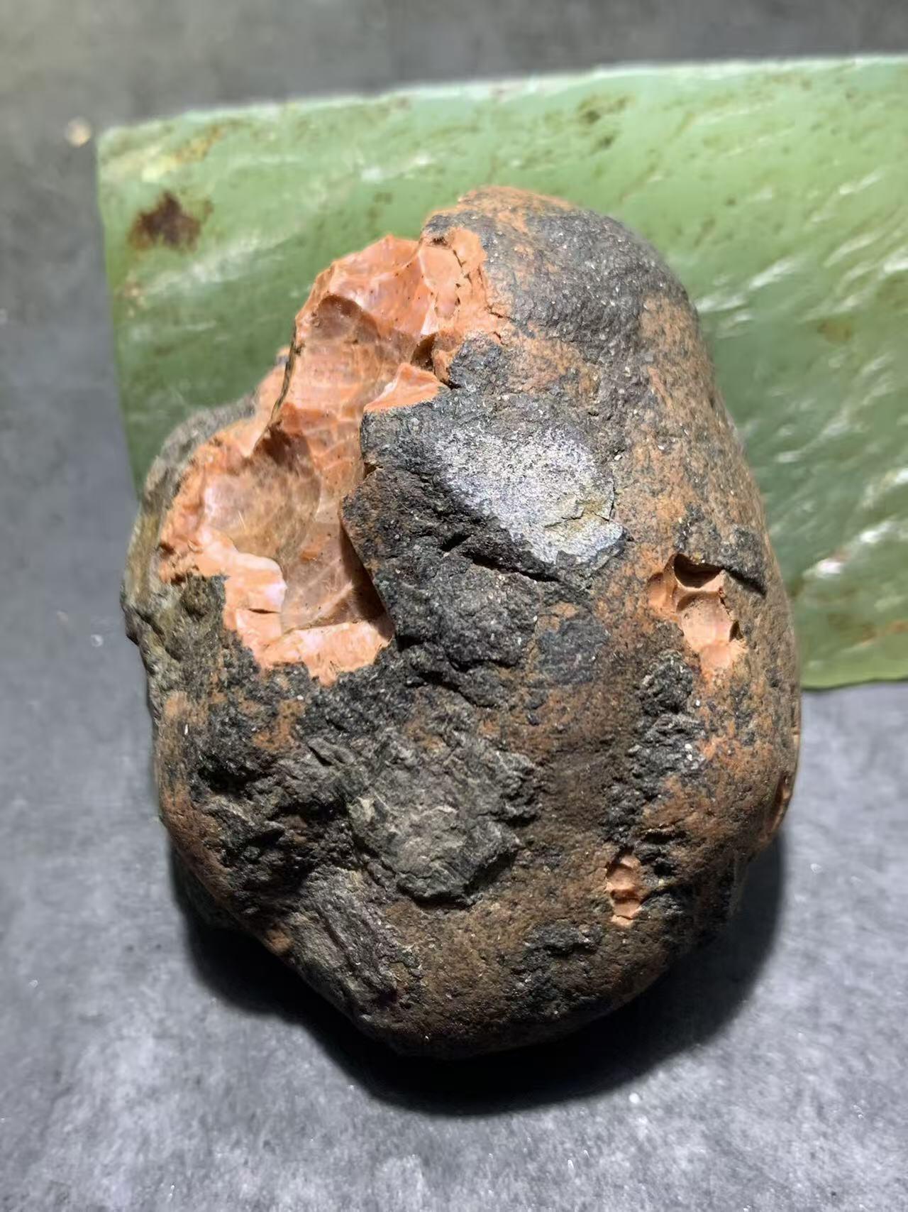 精美黑红皮开窗料南红玛瑙原石一颗，