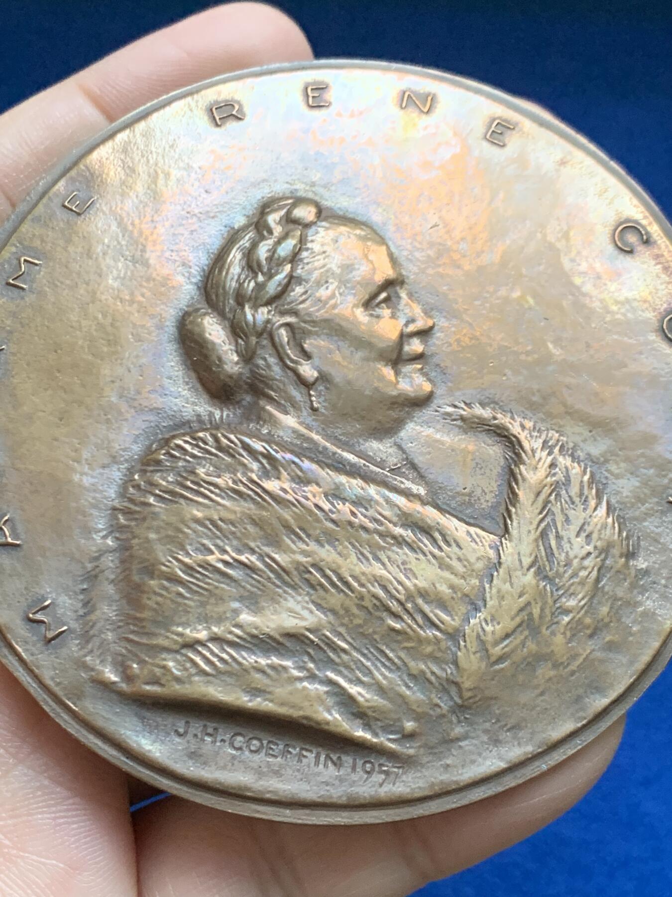 《竞宝斋》第453场 周日，周一 2场连拍 （全场包邮，欢迎送拍） 法兰西共和国总统勒内·科蒂夫人肖像章 181.1克 79.8mm 丰饶角铜标